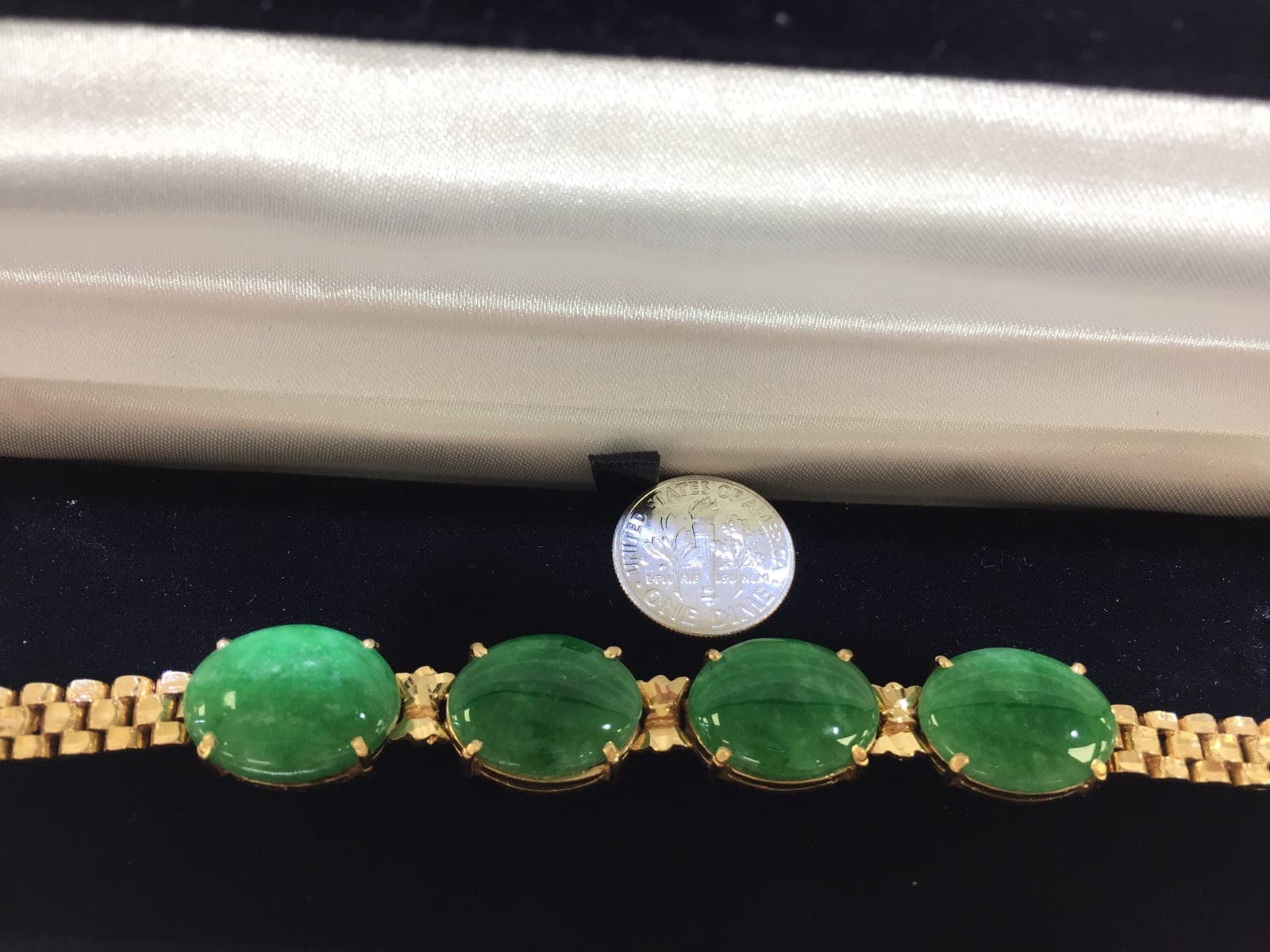 Green Jade Cabochon Gold Link Bracelet